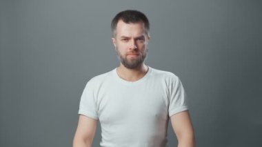 Aynı fikirde olmayan sakallı bir gencin videosu.