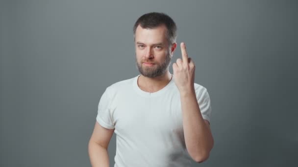 Tir de jeune homme avec barbe montrant majeur — Video