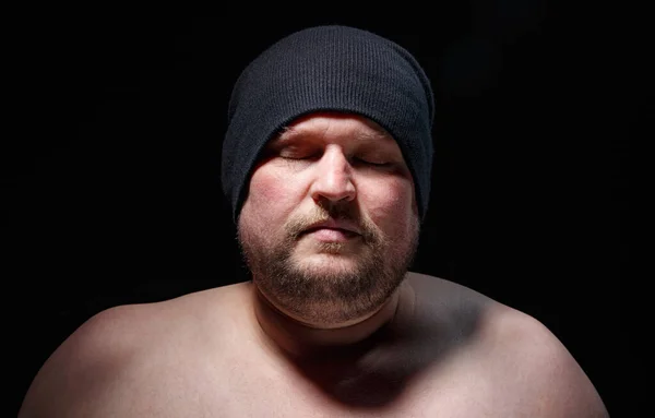 Retrato de hombre gordo con gorra y ojos cerrados — Foto de Stock