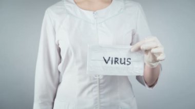 Doktorun elinde tıbbi maske ve ampul tutarken videosu