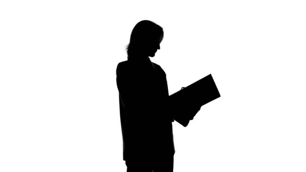 Vidéo de documents d'estampillage silhouette de femmes sur fond blanc isolé — Video