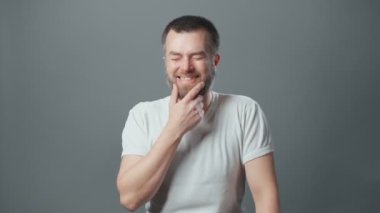 Sakal okşayan genç adamın videosu.