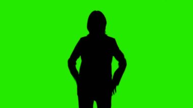 Yeşil arka planda takım elbiseli kadın silueti sunan bir video.