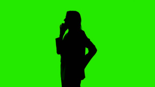 Filmación de hablar por teléfono silueta de las mujeres — Vídeos de Stock