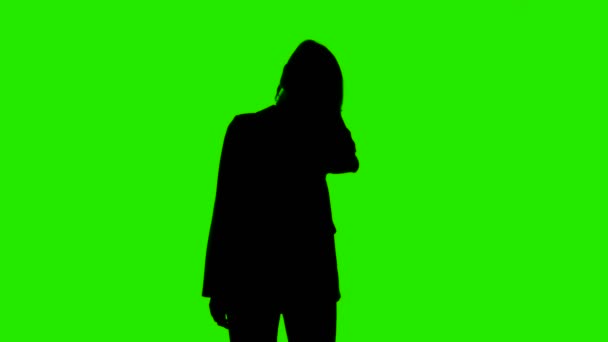 Video van vrouwen schudden hoofd silhouet op groene achtergrond — Stockvideo