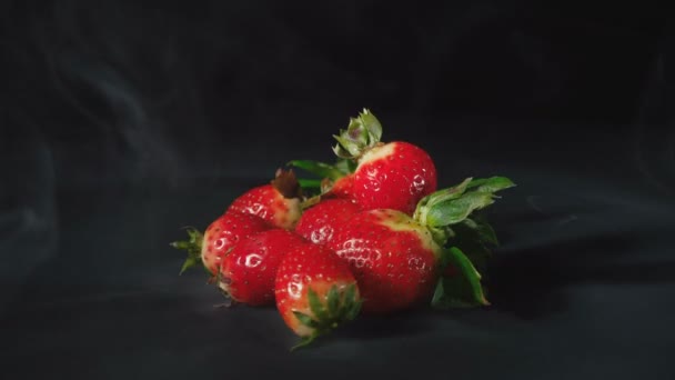 연기 속에서 딸기를 회전시키는 영상 — 비디오