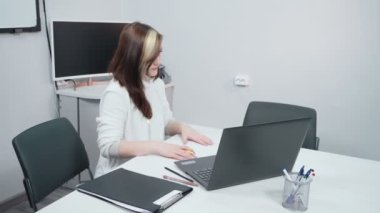 İki genç iş kadınının iş tartışmalarının videosu