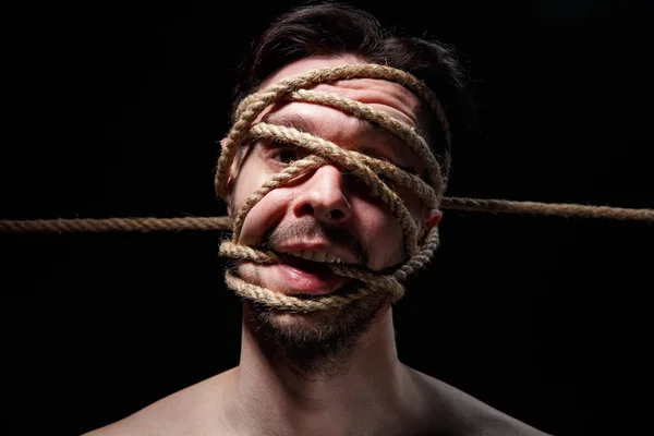 Bindad brunett man med rep i ansiktet — Stockfoto