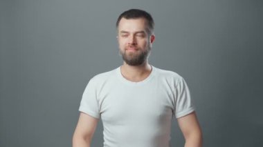 Sakallı, dost canlısı yetişkin bir adamın videosu.