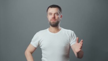 Şaşırmış, sakallı genç adamın videosu.