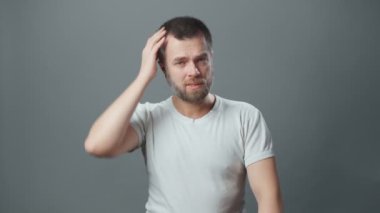 Kafası karışmış sakallı bir gencin videosu.