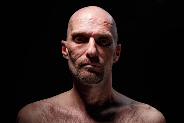 Retrato de homem adulto com ombros nus — Fotografia de Stock