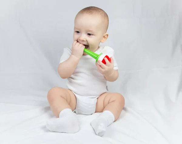 Imagen de un bebé de ocho meses con sonajero — Foto de Stock