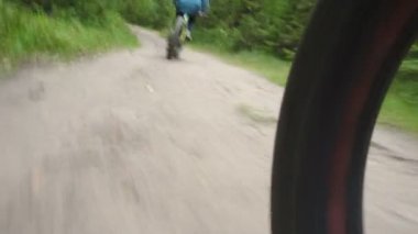 Yaz ormanlarında yolda şişman motosikletle atış.