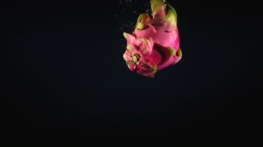 Siyah zeminde suya düşen pitahaya videosu