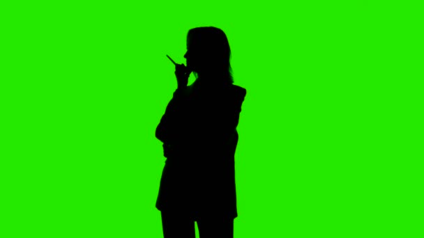 Vidéo de pointage femme perplexe silhouette en costume veste sur fond vert — Video