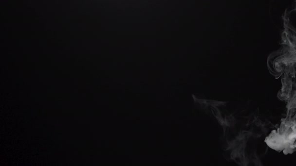 Imágenes de 4k del débil humo nublado del cigarrillo electrónico — Vídeos de Stock