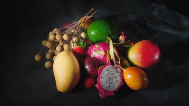 Tournage de fruits exotiques dans la fumée — Video