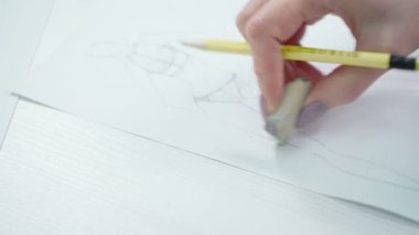 Ofiste resim yapan kadın videosu