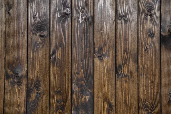 Dřevěná tmavě hnědá stěna se svislými pruhy — Stock fotografie