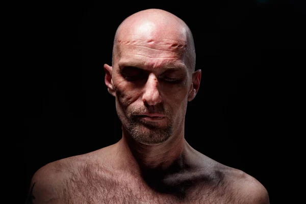 Çıplak omuzları ve kapalı gözleri olan yetişkin bir adamın görüntüsü. — Stok fotoğraf