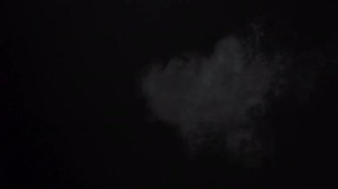 Siyah arka planda elektronik sigara dumanının 4K çekimi
