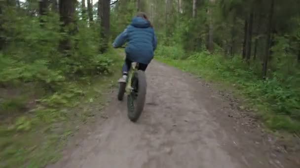 Fotografowanie roweru z tłuszczem na drodze w lesie letnim — Wideo stockowe