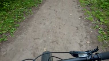 Hareket eden bisiklet videosu, gidondan görünüm