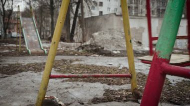 Salıncak boyalı boş kirli salıncak videosu