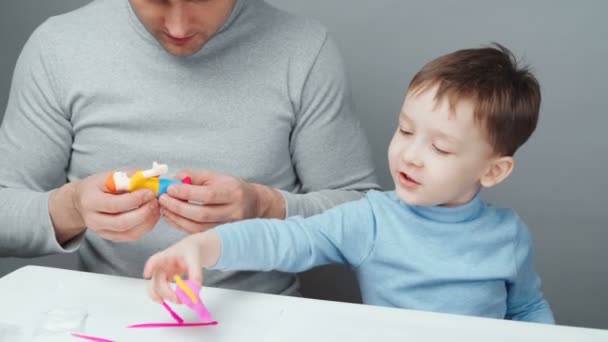 Footage ayah dan anak patung mainan dari plasticine — Stok Video