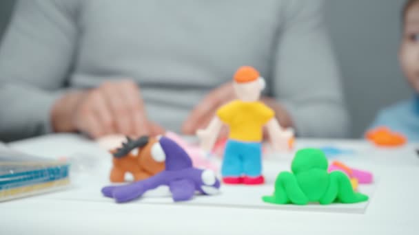 プラスチック製の父と小さな男の子の彫刻動物のビデオ — ストック動画