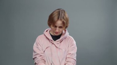 Pembe kazaklı, yorgun bir kadının videosu.