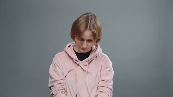Video van jonge vermoeide vrouw in roze sweatshirt — Stockvideo