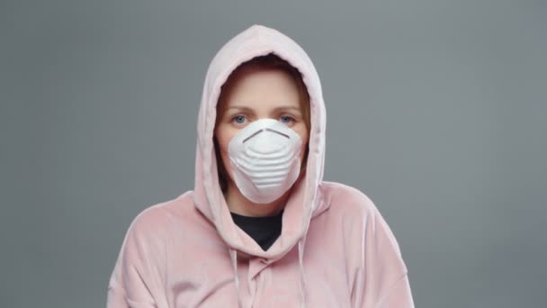 保護医療マスクの若い女性のビデオ — ストック動画