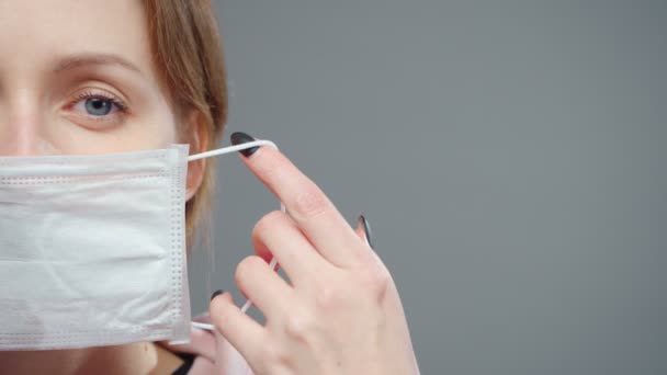 Vídeo de jovem mulher séria com máscara médica, metade do rosto — Vídeo de Stock