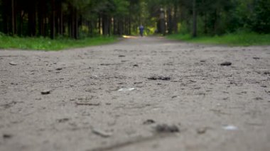 Odaklanamayan görüntüde park etmiş insanların dinlenme videosu