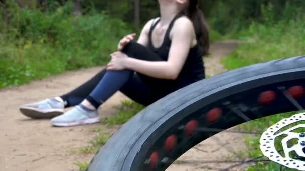 Video of lying bicycle with fat tyres and fall off bike woman — Stock Video