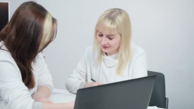 Ofiste iş tartışan iki kadının videosu.
