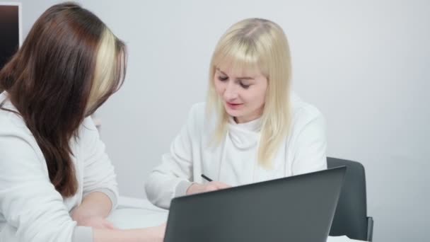 Video de dos mujeres discutiendo negocios en la oficina — Vídeos de Stock