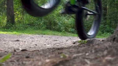 Ormanda yağ lastikli bisikletlerin vurulması.