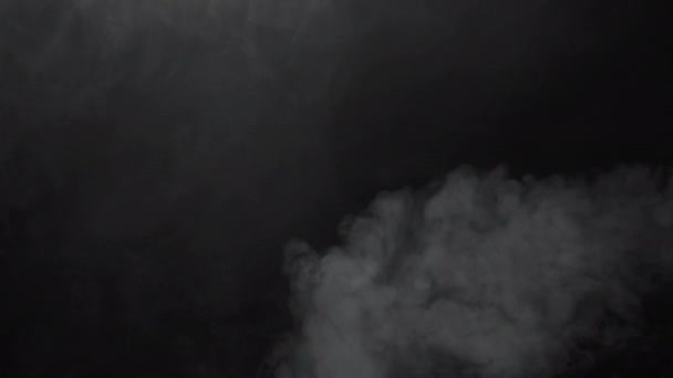 Зйомки похмурого диму електронного вейпу на чорному — стокове відео