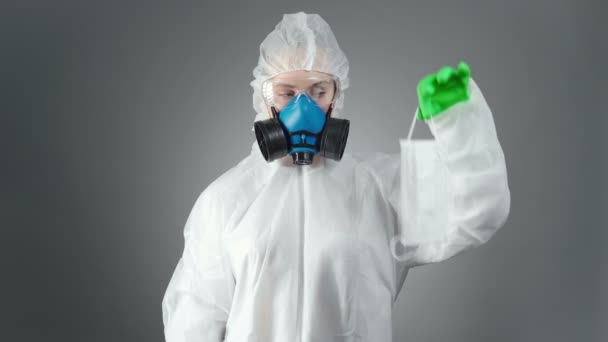 Footage of doctor in protective suit with syringe and mask — Stock Video