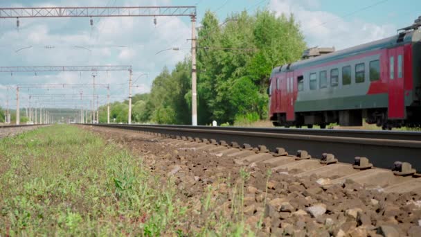 Βίντεο κίνησης ηλεκτρικού συρμού στη σιδηροδρομική γραμμή — Αρχείο Βίντεο