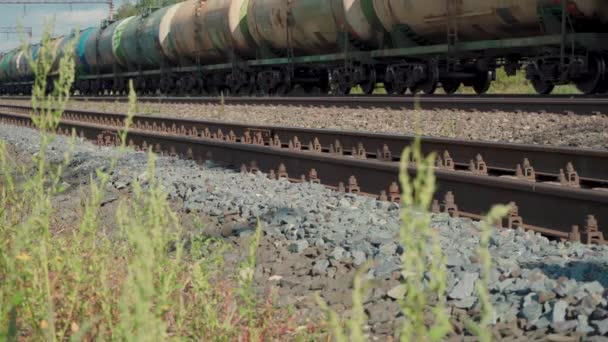 Filmaufnahmen eines Mannes, der im Sommer auf der Eisenbahn läuft — Stockvideo