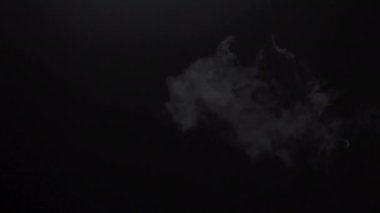 4K hafif bulutlu siyah üzerine elektronik sigara dumanı.