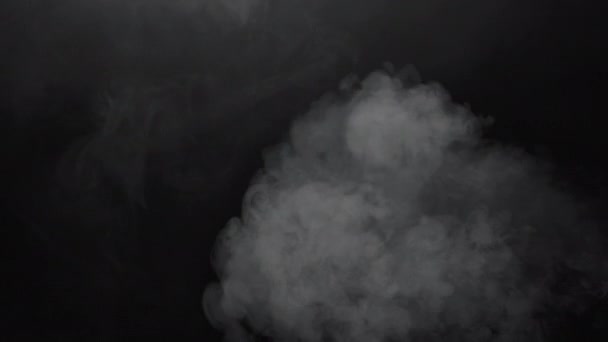 4k wideo z zachmurzonym dymem elektronicznych vape na czarno — Wideo stockowe