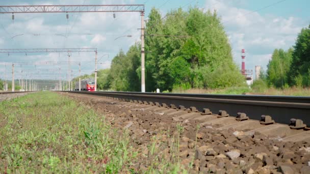 Disparos de tren eléctrico en movimiento en el ferrocarril — Vídeos de Stock