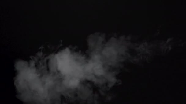 4k кадри похмурого диму електронної сигарети на чорному тлі — стокове відео