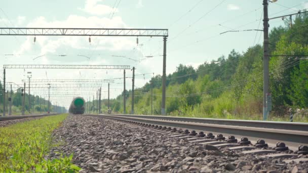 Video odjezdu z nákladního vlaku na železnici — Stock video