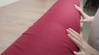 Terzinin atölyede kumaşı açtığı görüntüler.